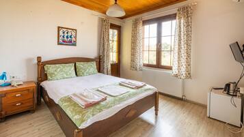 Chambre Double Standard, balcon, vue lac | Literie de qualité supérieure, ameublement personnalisé, bureau