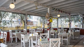 Petit déjeuner, déjeuner, dîner et brunch servis sur place
