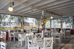 Breakfast, lunch, dinner served; Regional cuisine, garden views
