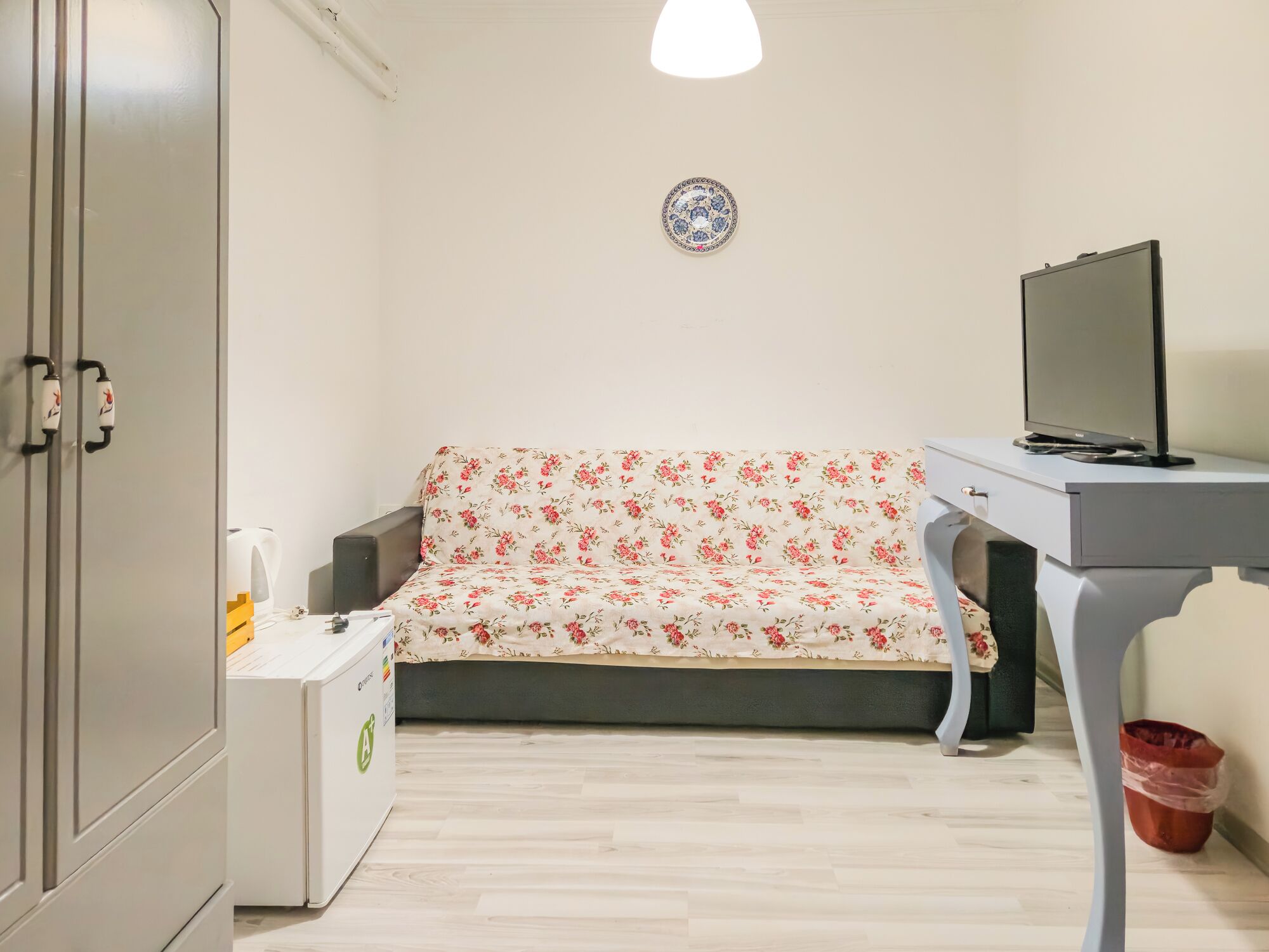 economy twin room | living area | led tv, toys