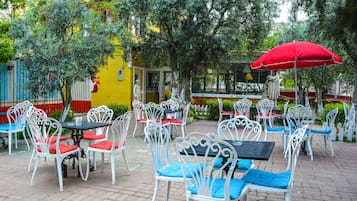 Breakfast, lunch, dinner served; Regional cuisine, garden views
