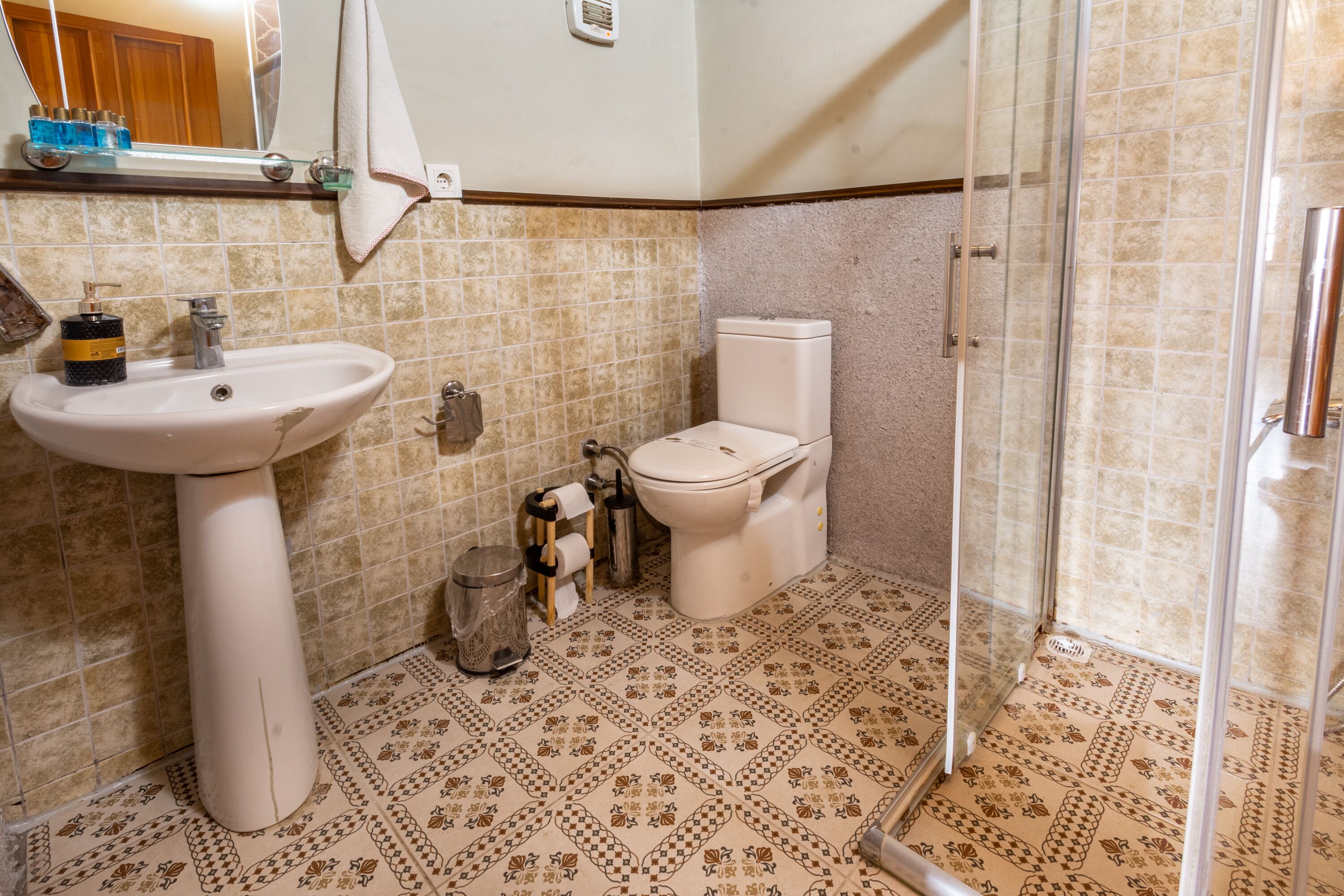 suite, lake view | bathroom | shower, free toiletries, hair dryer, slippers