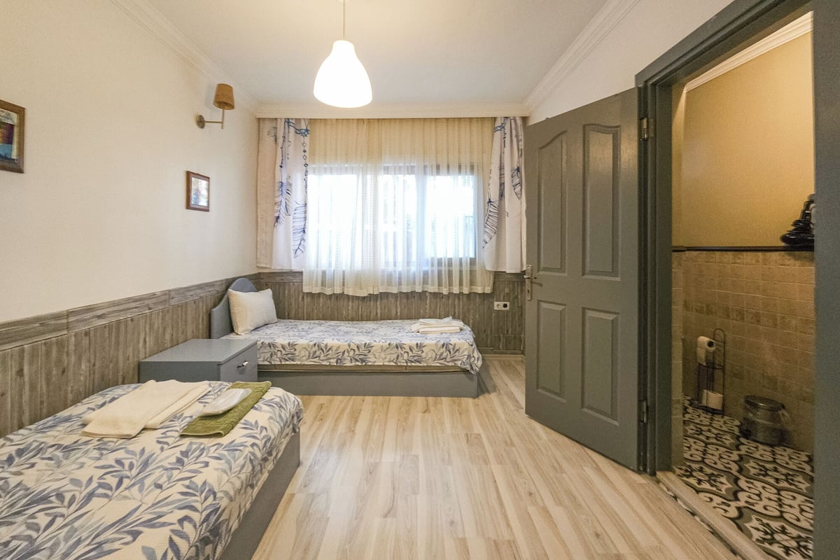 Economy Twin Room | 2 bedrooms, premium bedding, individually furnished, desk