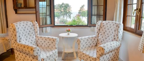 Suite, uitzicht op meer | Woonkamer | Ledtelevisie en speelgoed