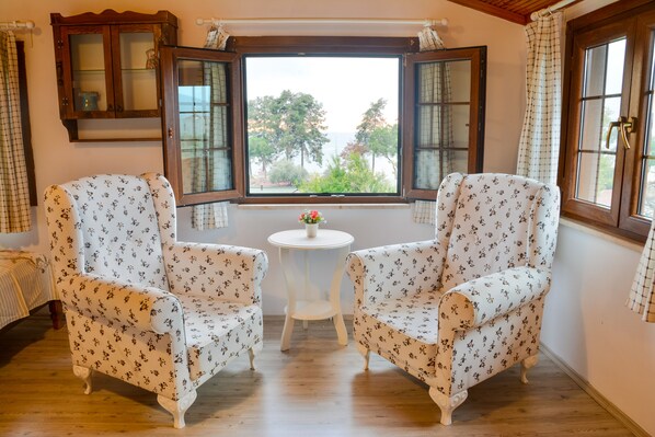 Suite, Lake View | Living room