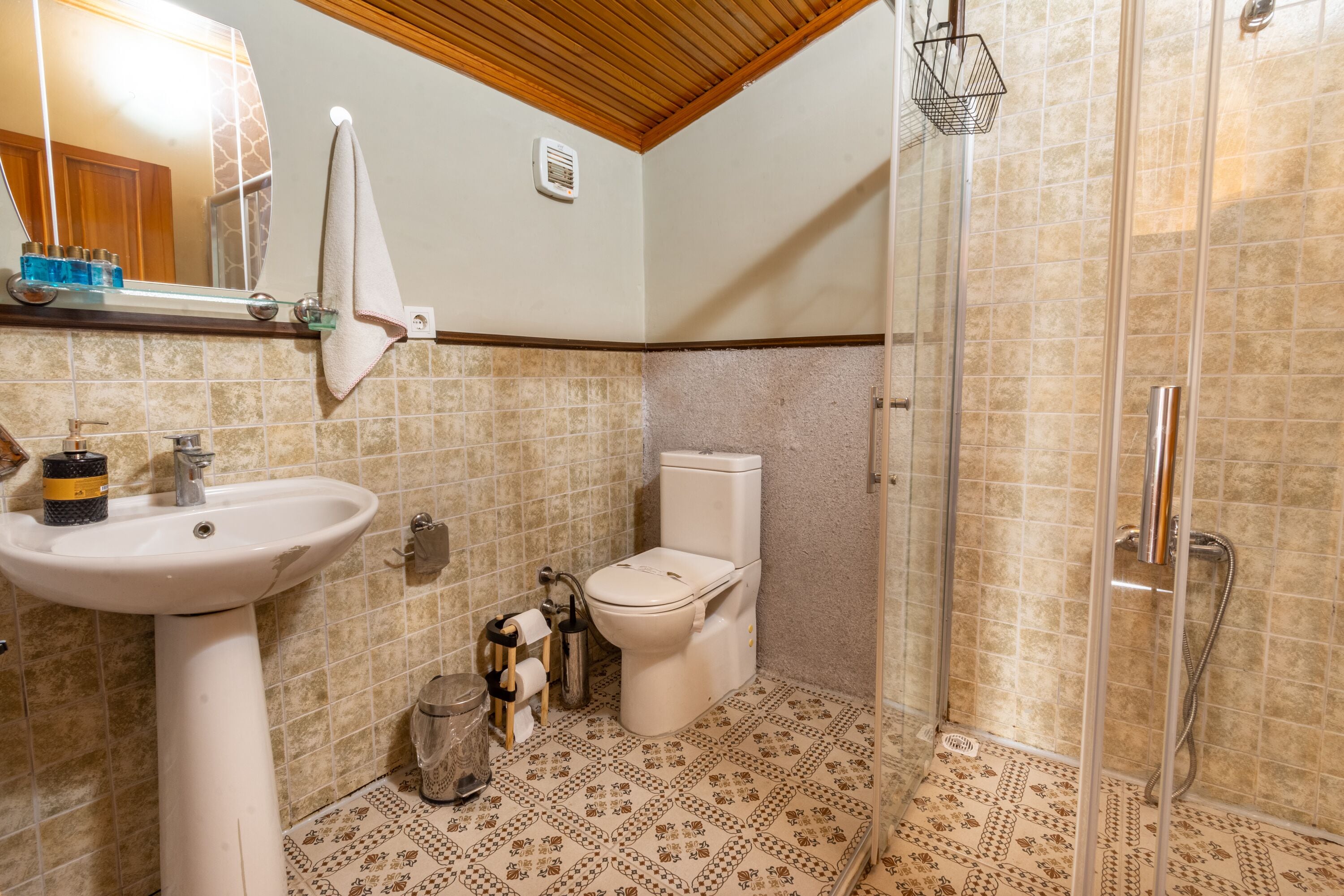 suite, lake view | bathroom | shower, free toiletries, hair dryer, slippers