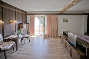 Luxury Double Room, 1 Bedroom, Mountainside | 1 bedroom, minibar, in-room safe, desk - Hotel zum Hirschhaus (Ruhpolding)