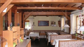 Frühstück, Mittagessen, Abendessen, lokale Küche