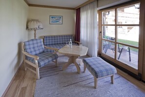 Family Suite, 2 Bedrooms, Mountainside | Living area | Flat-screen TV - Hotel zum Hirschhaus (Ruhpolding)