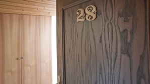 Puinen ovi, johon on kaiverrettu numero 28.