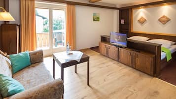 Triple Room, 1 Bedroom | 1 bedroom, minibar, in-room safe, desk