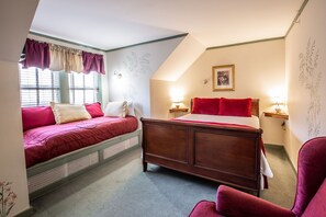 Suíte, várias camas, lareira | Individualmente decorados, individualmente mobiliados, cortinas blackout