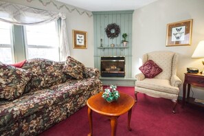 スイート キングベッド 1 台ソファーベッド付き 暖炉 | リビング エリア | 薄型テレビ