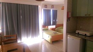 In-room safe, iron/ironing board, free WiFi, bed sheets - Barbara Tourist Apartments (Ayia Napa)