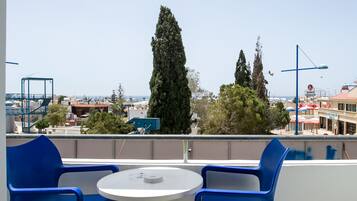 Breakfast, lunch and dinner served