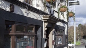 A building with a sign reading "KING WILLIAM CASK & FINE WINES" and a "GUEST HOUSE" sign.