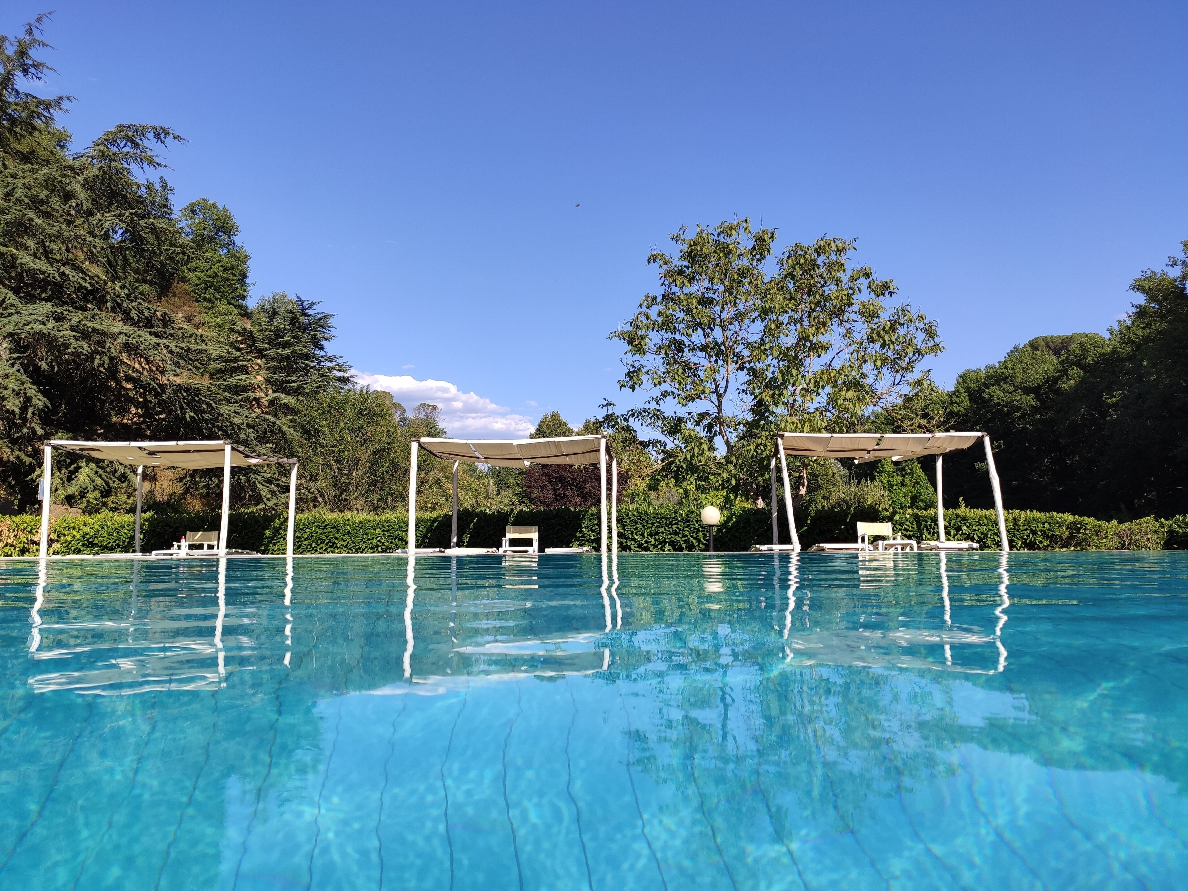 Una piscina al aire libre de temporada, una piscina en la azotea
