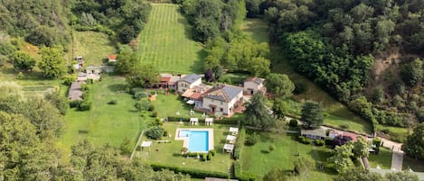 Kolam renang terbuka bermusim, kolam atas bumbung, payung kolam