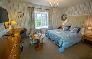 Sábanas de algodón egipcio, escritorio y tabla de planchar con plancha