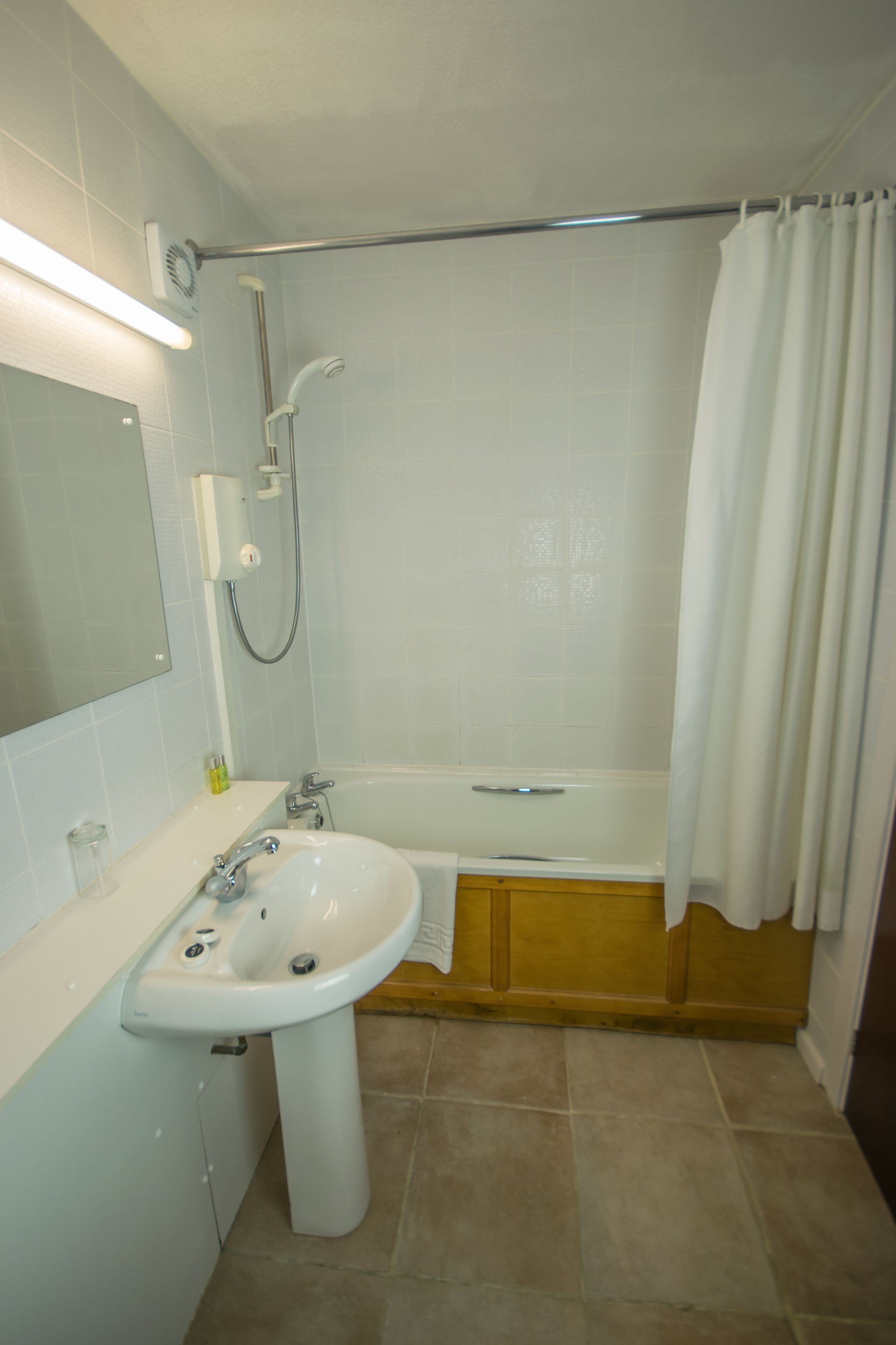 standard single room | bathroom | combined shower/bathtub, free toiletries, towels