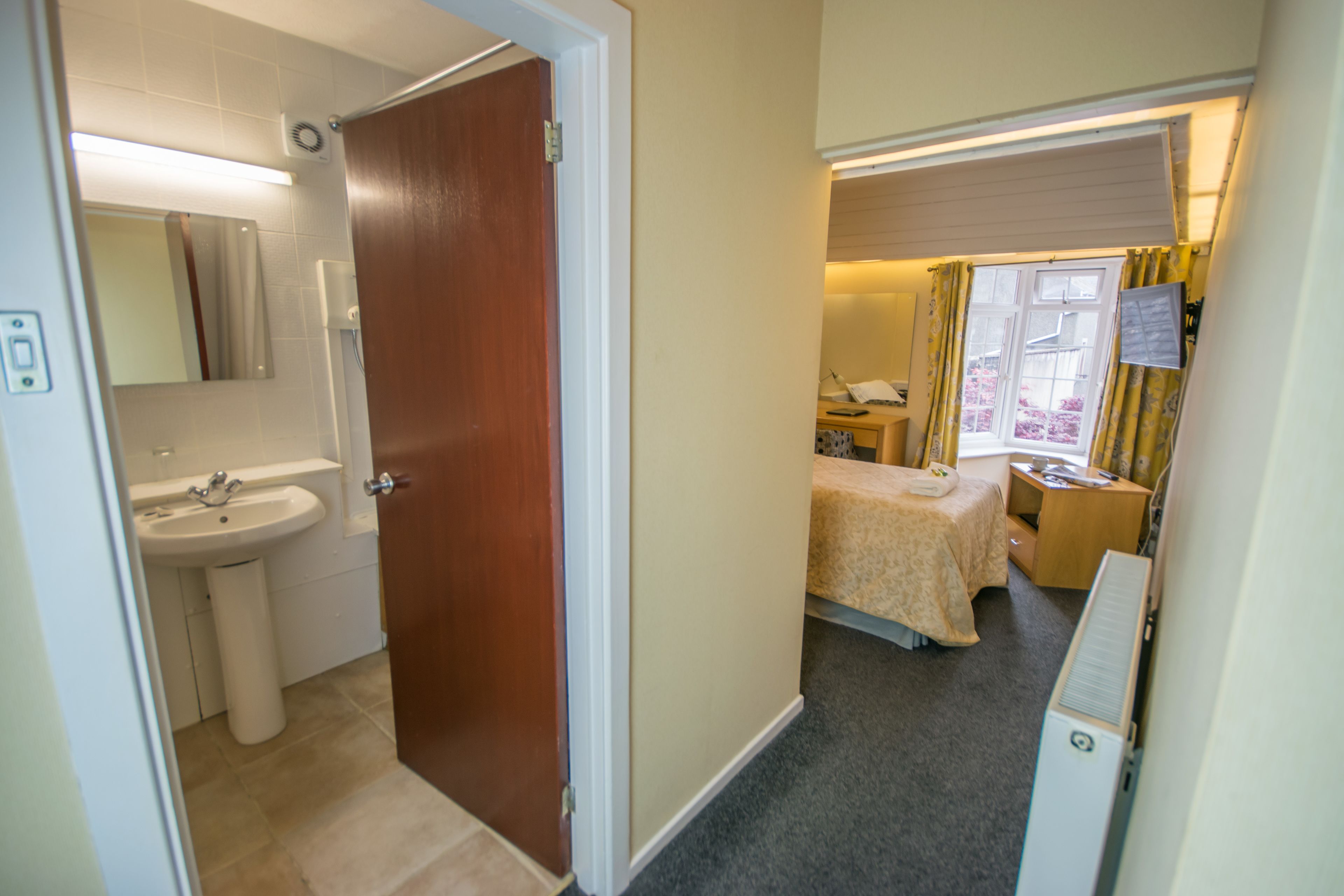 standard single room | egyptian cotton sheets, desk, iron/ironing board, cots/infant beds