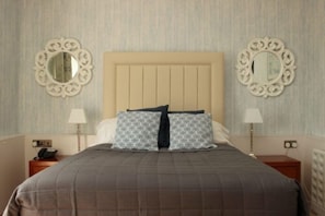 Standard Double Room | Cadar kapas Mesir, meja, seterika/papan seterika 