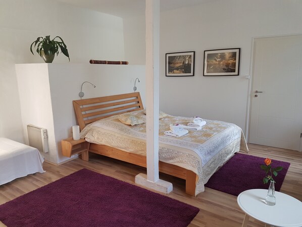 Quadruple Room | Hypo-allergenic bedding, down comforters, minibar - RheinRiver Guesthouse - Direkt am Rhein (Leverkusen)