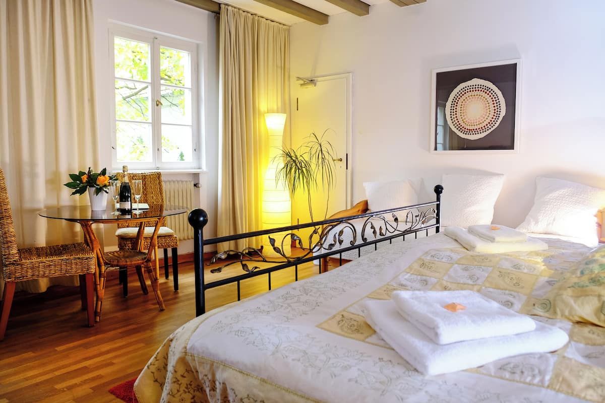 Romantisches Doppelzimmer, mit Bad | Allergikerbettwaren, Daunenbettdecken, Minibar, individuell dekoriert