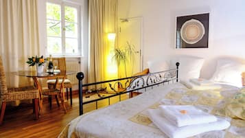 Phòng đôi phong cách lãng mạn, có phòng tắm riêng | Bộ đồ giường kháng dị ứng, chăn bông, minibar, trang trí khác biệt