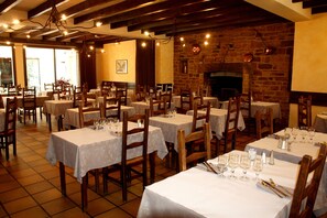 Lounas ja illallinen, paikallinen keittiö