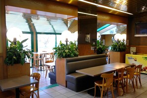 Buffet breakfast for a fee on weekdays - Hôtel Le Palous (Baraqueville)