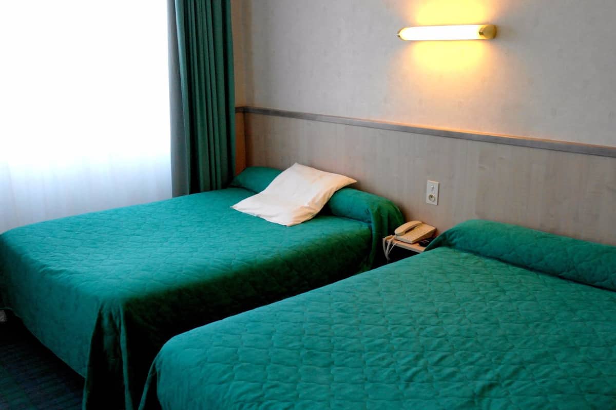Standard Triple Room | Desk, soundproofing, cribs (free), rollaway beds (surcharge)