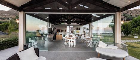 Un espacio habitable de concepto abierto con cocina, comedor y zona de estar exterior.