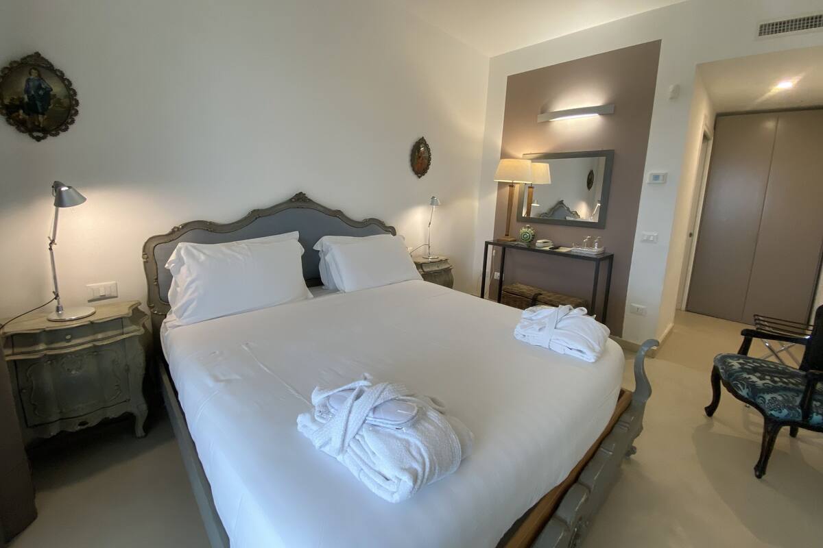Dobbeltrom – standard, 1 kingsize-seng | Sengetøy av topp kvalitet, minibar, safe på rommet og skrivebord
