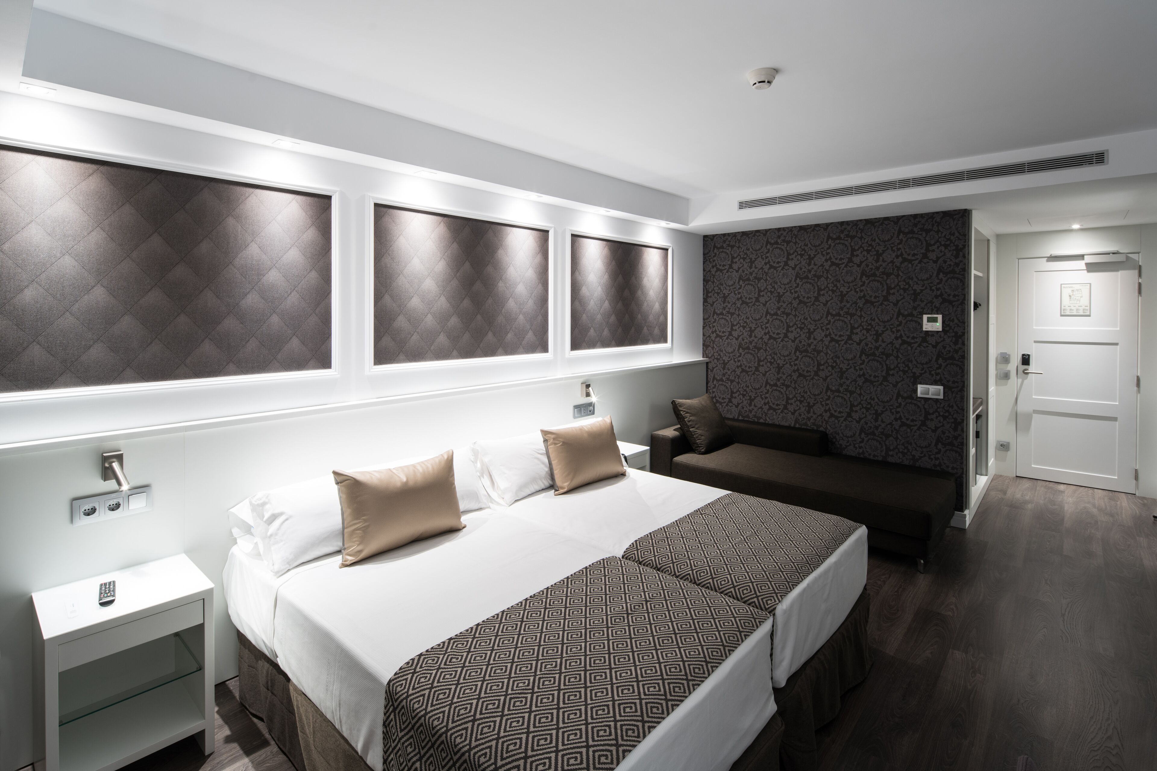 Quadruple Room | Minibar, in-room safe, desk, soundproofing