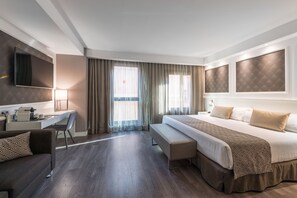 Minibar, safe på rommet, skrivebord og lydisolert