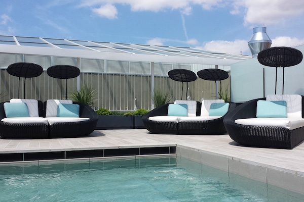 Piscina externa, espreguiçadeiras