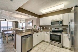 Panoramic-Apartment, 3 Schlafzimmer, Balkon, Meerblick | Eigene Küche | Kühlschrank, Mikrowelle, Ofen, Herdplatte