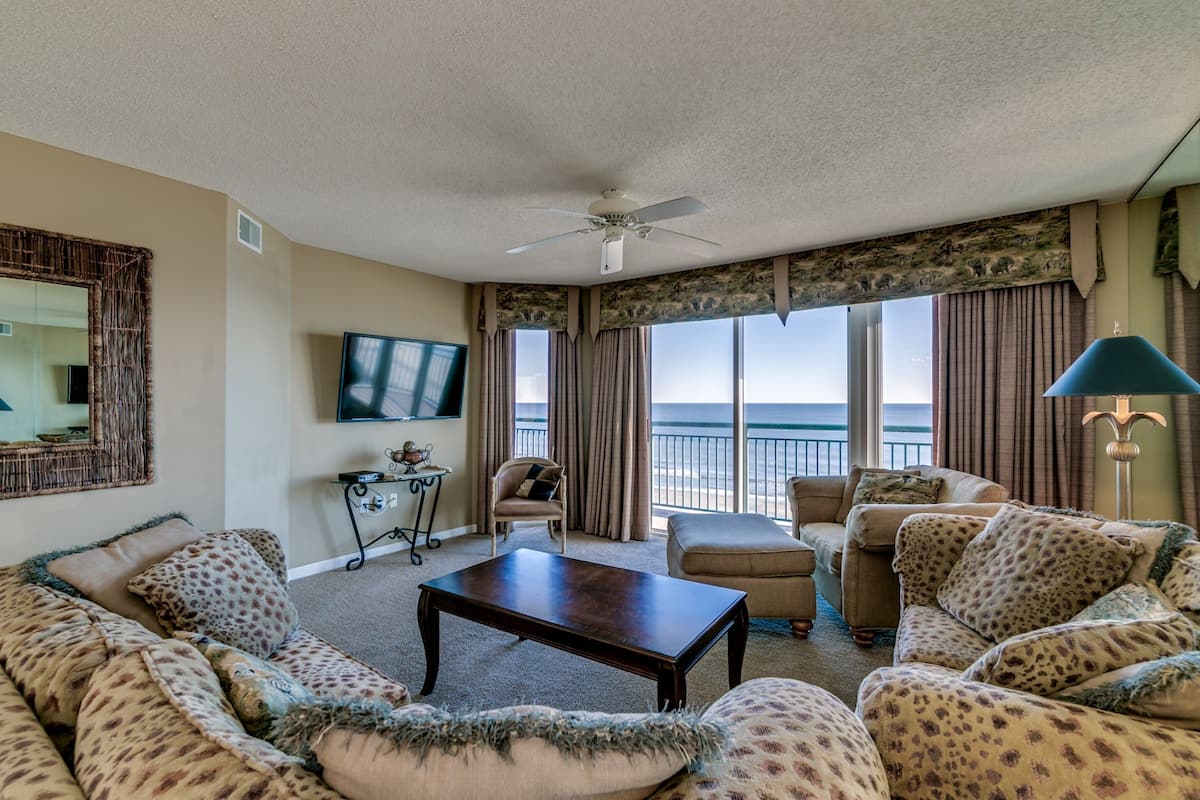 Panoramic Condo, 4 Bedrooms, Balcony, Ocean View | Living room | TV