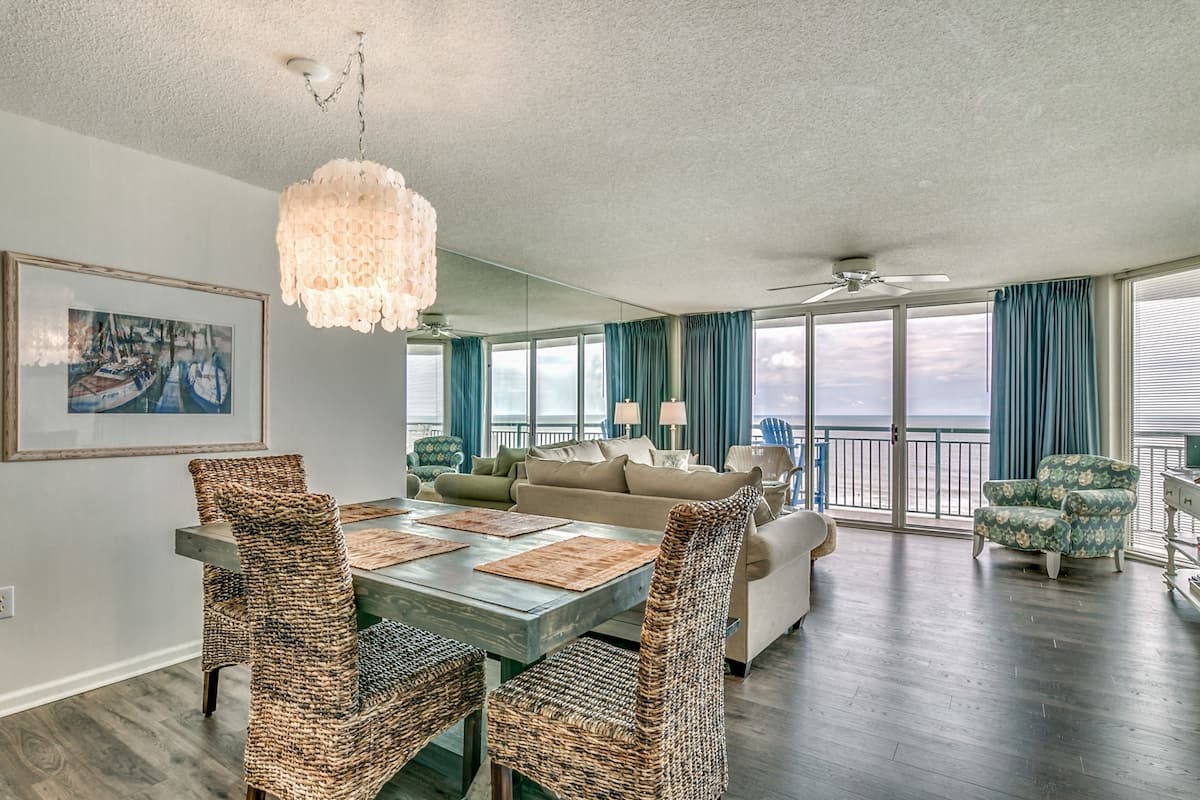 Panoramic Condo, 3 Bedrooms, Balcony, Ocean View | In-room dining