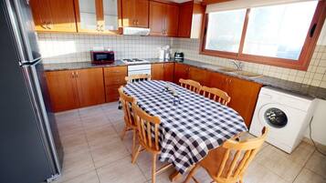 Villa, 4 chambres | Cuisine privée | Four, plaque de cuisson, batterie de cuisine, vaisselle et ustensiles