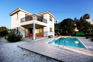 Outdoor pool, pool umbrellas, sun loungers - Villa Elina (Chlorakas)