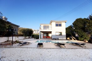 Outdoor pool, pool umbrellas, sun loungers - Villa Elina (Chlorakas)