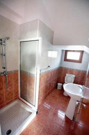 Villa, 4 chambres | Salle de bain | Pomme de douche hydromassante, séchoir à cheveux, serviettes fournies