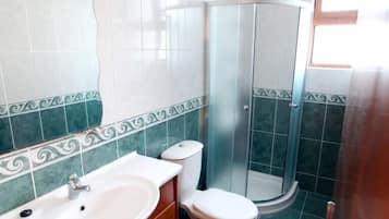 Villa, 4 chambres | Salle de bain | Douche hydromassante, sĂšche-cheveux, serviettes fournies