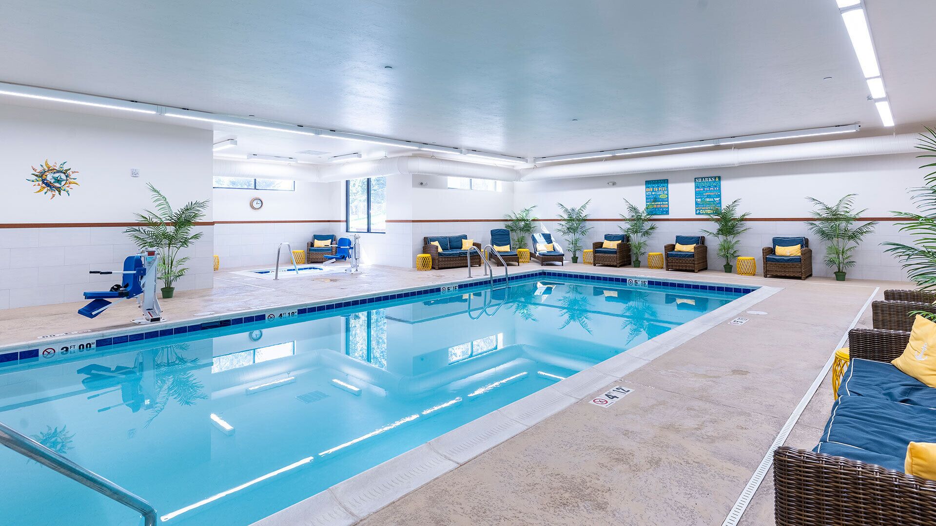 Una piscina cubierta (de 07:00 a 22:00), tumbonas