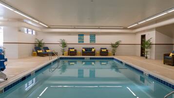 Sisäuima-allas avoinna 7.00–22.00, aurinkotuoleja