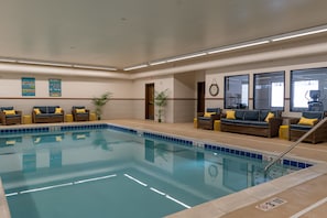 Piscine couverte, accès possible de 07 h 00 à 22 h 00, chaises longues
