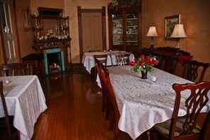 فطور كامل مجانًا يوميًا