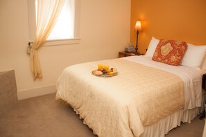 Premium bedding, desk, iron/ironing board, free WiFi - Hamilton House (Whitewater)